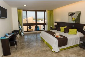 单人房 Exterior View | 高档床上用品、泰普尔床垫、客房内保险箱、办公桌