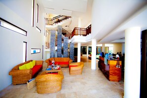 Lobby sitting area - Isla Sol by Hotel Solymar (Puerto Ayora)
