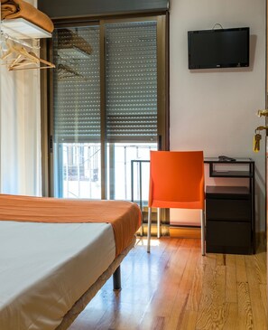 Down duvets, desk, laptop workspace, blackout curtains - KUBIK Hotel (Cáceres)