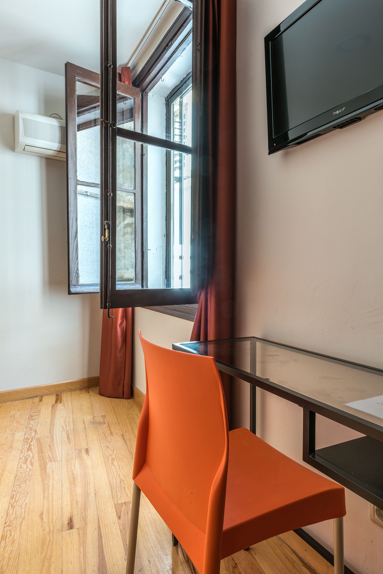 Habitación individual | Edredones de plumas, escritorio, espacio para trabajar con un portátil