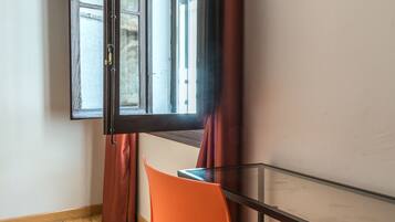 Habitación individual | Edredones de plumas, escritorio, espacio para trabajar con un portátil