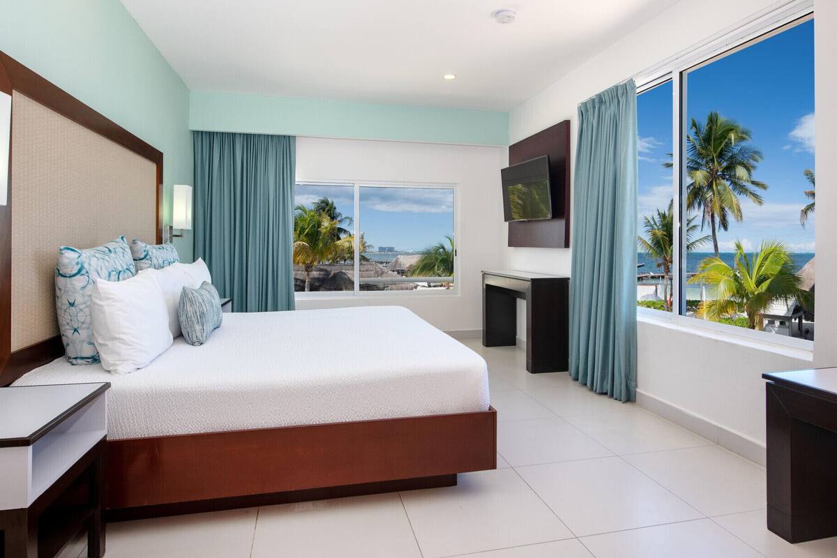 Minibar, in-room safe, individually decorated, blackout drapes