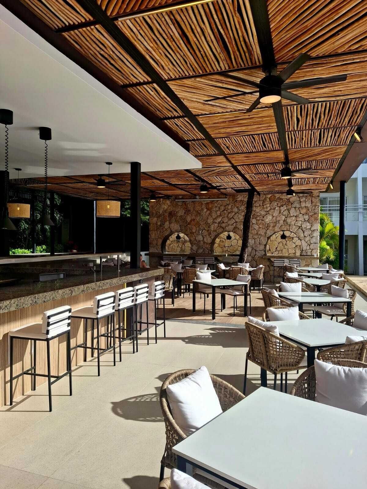 4 restaurants, breakfast, lunch, dinner served; international cuisine