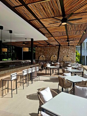 4 restaurants, breakfast, lunch, dinner served; international cuisine - Cancun Bay All Inclusive Hotel (Cancun)