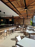 4 restaurantes; se sirve desayuno, almuerzo y cena; cocina internacional