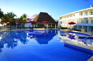2 outdoor pools, sun loungers