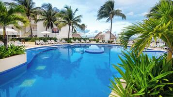 2 piscines extérieures, parasols de plage, chaises longues
