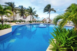 2 piscinas al aire libre (de 08:00 a 18:00), sombrillas, tumbonas