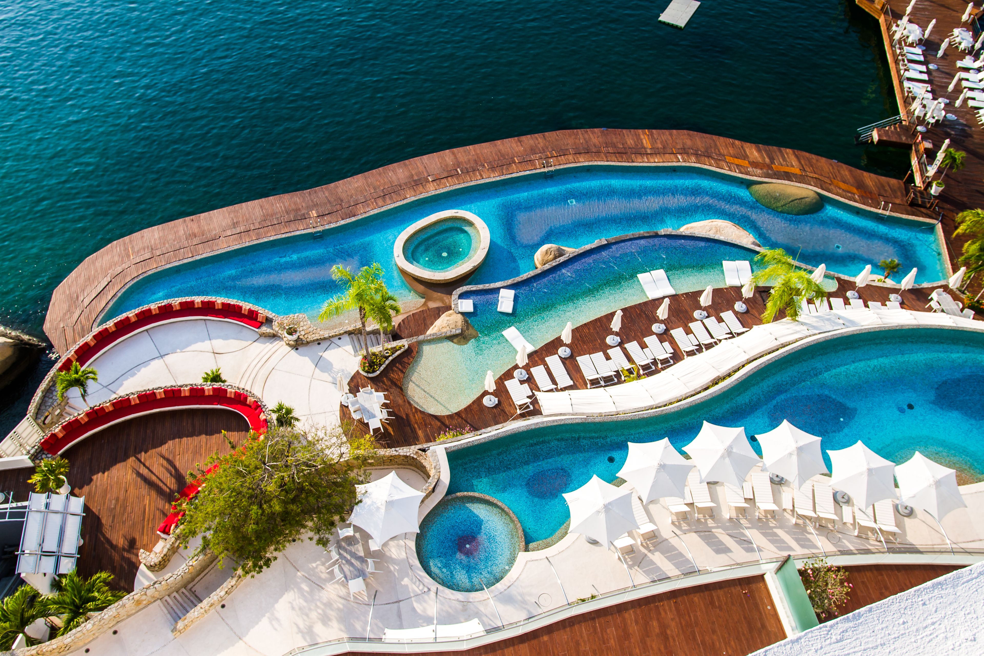 2 Außenpools, Sonnenschirme, Liegestühle