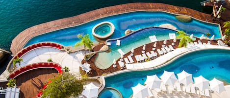 2 ulkouima-allasta, aurinkovarjoja, aurinkotuoleja