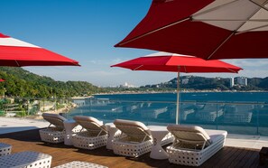 2 室外游泳池，池畔遮阳伞，日光浴躺椅