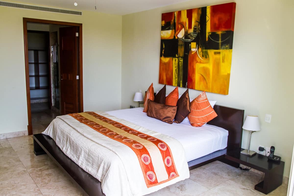 Minibar, in-room safe, soundproofing, WiFi (free)