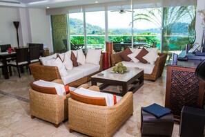 公寓, 4 间卧室 | 客厅 | 等离子电视、收费电影