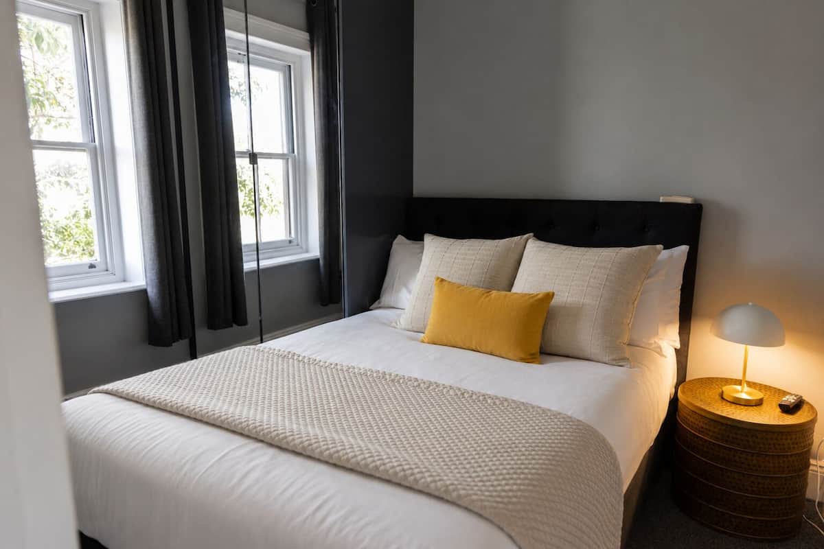 Chambre Deluxe avec lits jumeaux, salle de bains commune
