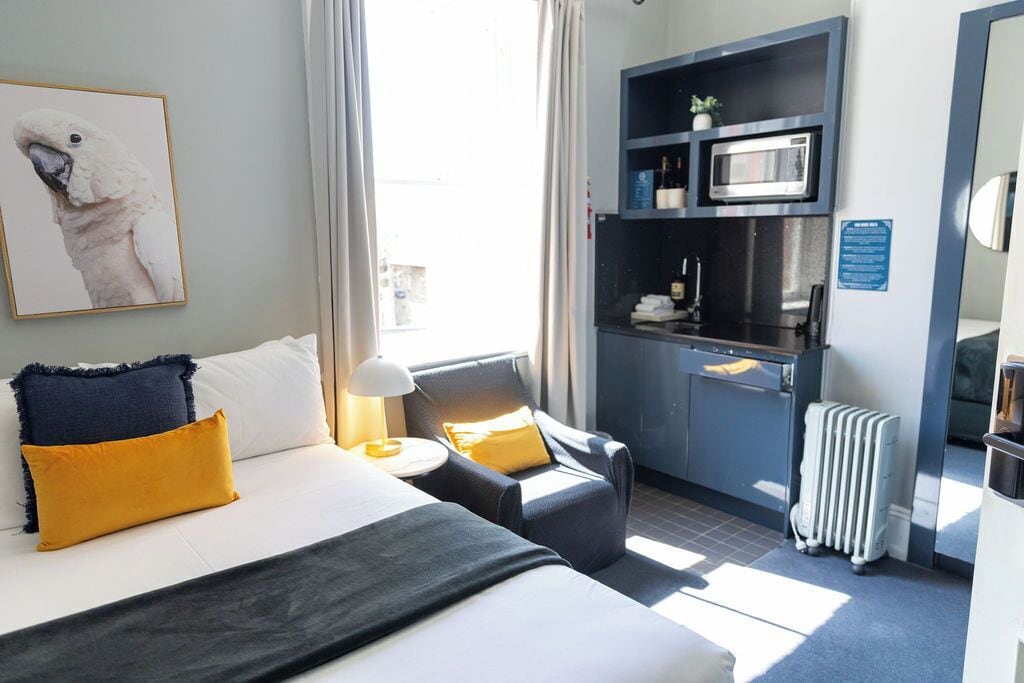 Chambre Double Économique, 1 lit double, salle de bains commune
