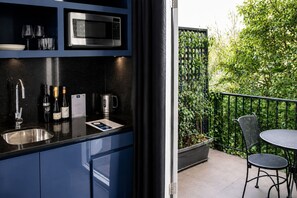 Terrace Double Room with Shared Bathroom | Private kitchen | Fridge, microwave, electric kettle, cookware/dishes/utensils - Bayswater Boutique Lodge - Potts Point (Rushcutters Bay)