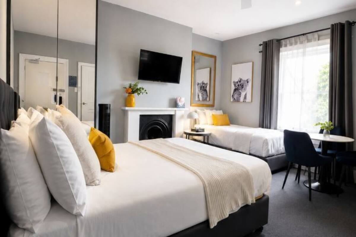 Ropa de cama de alta calidad, cortinas opacas, sistema de insonorización