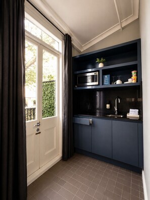 Tweepersoonskamer, 1 tweepersoonsbed, gemeenschappelijke badkamer, uitzicht op de stad | Luxe beddengoed, individueel gedecoreerd, individueel gemeubileerd