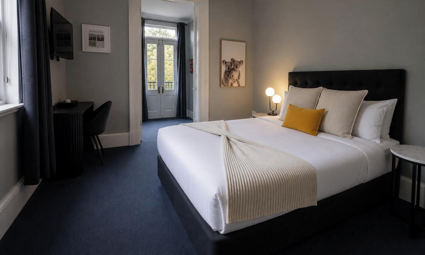 Studiosvit Comfort - 1 queensize-säng - delat badrum - utsikt mot staden | Sängtillbehör av högsta kvalitet, individuell inredning och unika möbler