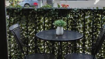 Chambre Double, 1 lit double, salle de bains commune, vue ville | Terrasse/Patio