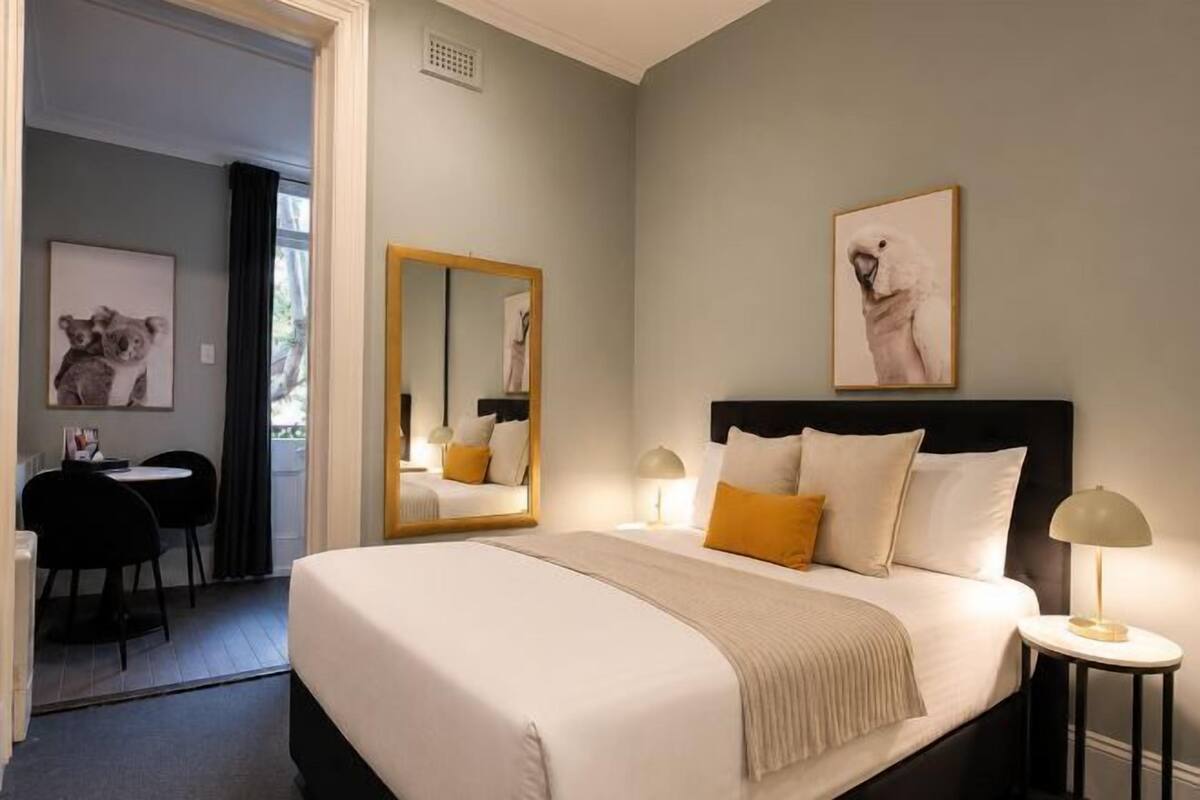 Ropa de cama de alta calidad, cortinas opacas, sistema de insonorización