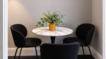 Superior-Dreibettzimmer, Gemeinschaftsbad | Hochwertige Bettwaren, individuell dekoriert, individuell eingerichtet
