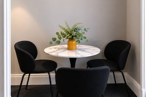 Superior-Dreibettzimmer, Gemeinschaftsbad | Hochwertige Bettwaren, individuell dekoriert, individuell eingerichtet