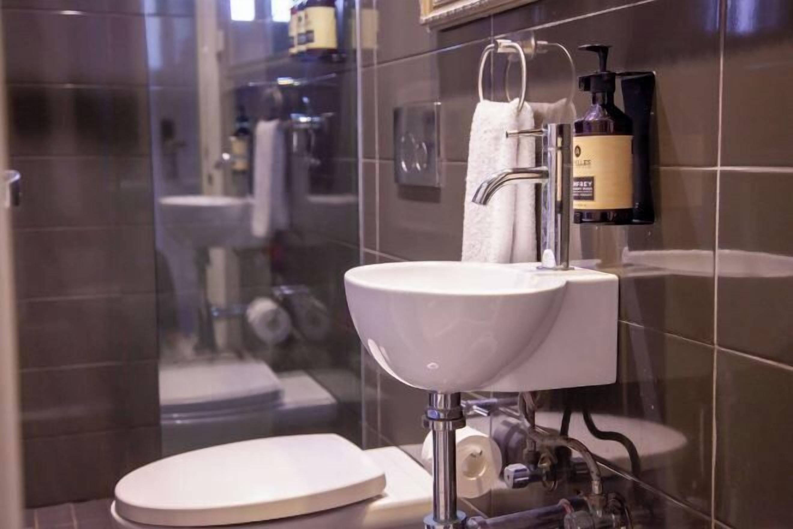 Ducha, secador de pelo, toallas, jabón