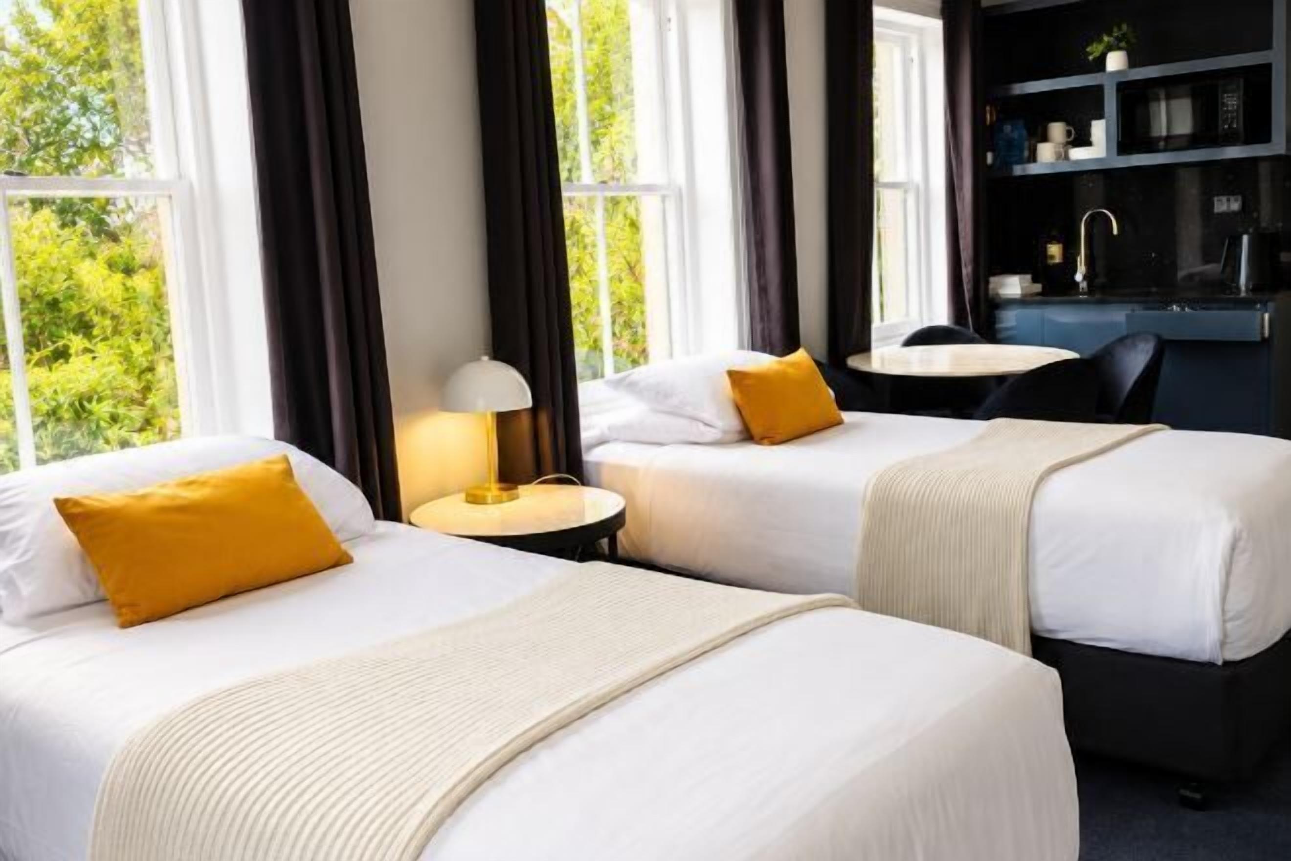 Luxe beddengoed, verduisterende gordijnen, geluiddichte muren