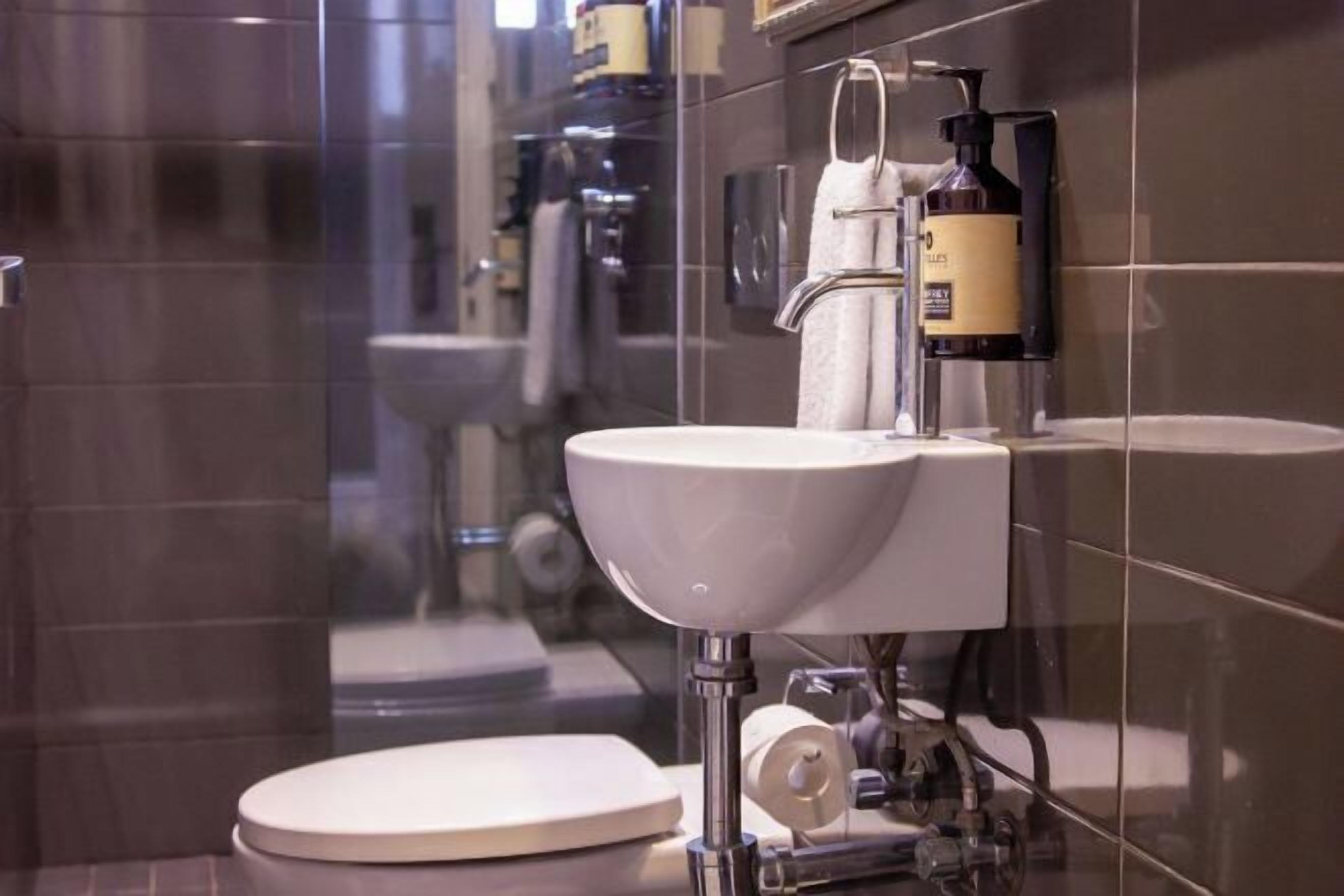 Ducha, secador de pelo, toallas, jabón