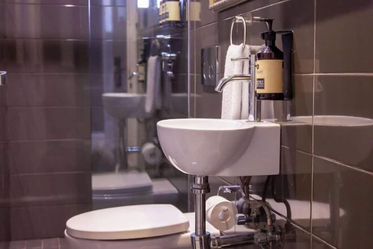 Ducha, secador de pelo, toallas, jabón