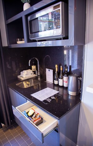 City tweepersoonskamer, 1 tweepersoonsbed, gemeenschappelijke badkamer | Privékitchenette | Een koelkast, een microgolfoven, een waterkoker