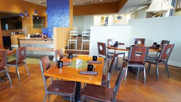 Tägliches nach Wunsch zubereitetes Frühstück (14.06 USD pro Person)