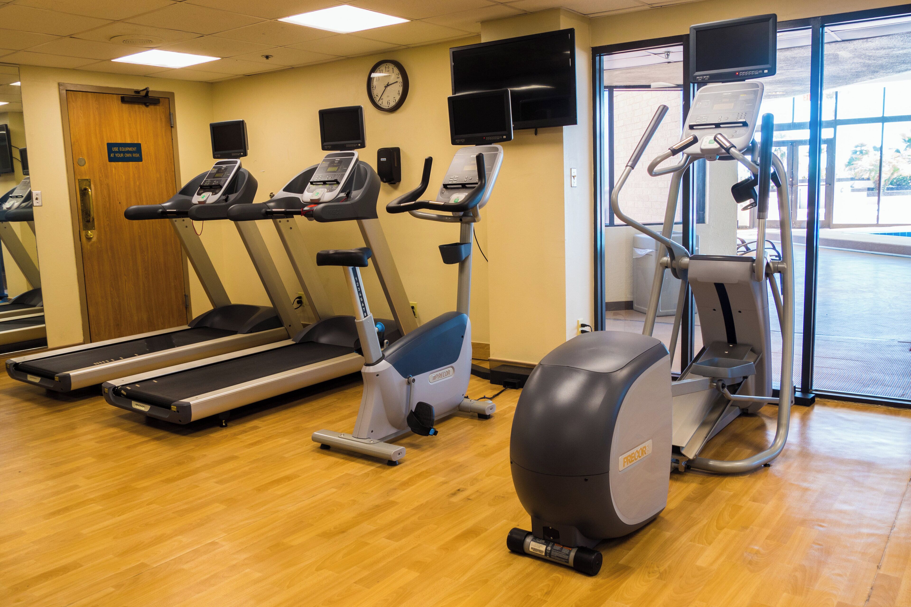 Un centre de remise en forme équipé de tapis de course, d’elliptiques et d’un vélo d’appartement.