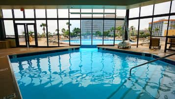 Una piscina techada, una piscina al aire libre