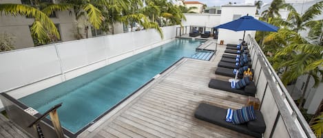 Piscine extérieure, chaises longues