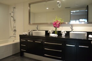 Douche, articles de toilette de luxe, sèche-cheveux, serviettes fournies