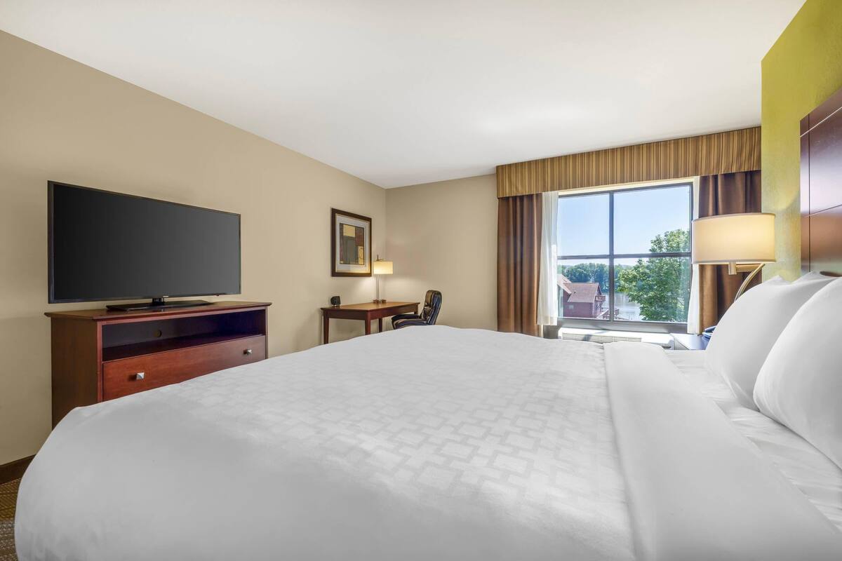 Egyptian cotton sheets, premium bedding, pillow-top beds, desk