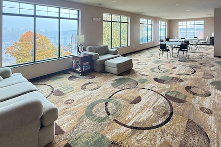 Lobby. Comfort Inn & Suites Marquette - Prairie du Chien