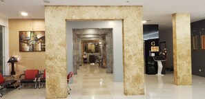 Coin salon dans le hall