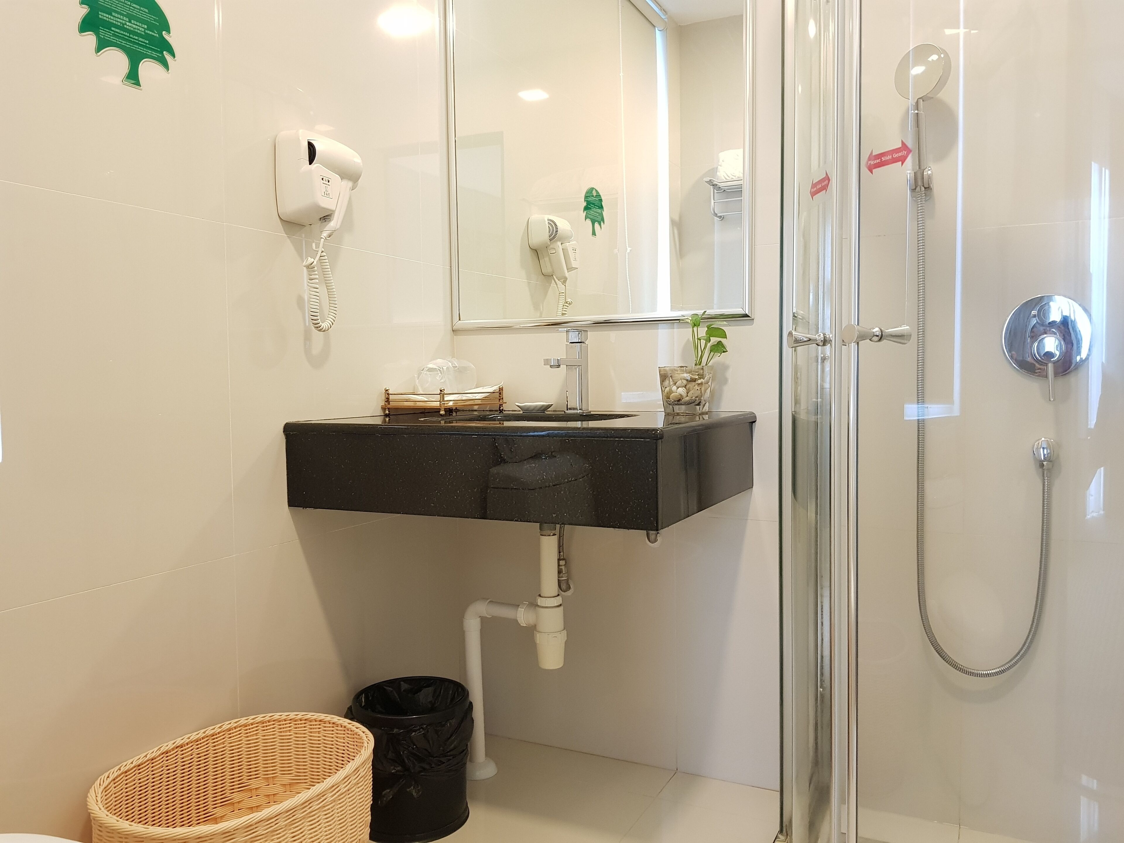 superior single room, non smoking | bathroom | shower, rainfall showerhead, designer toiletries, hair dryer
