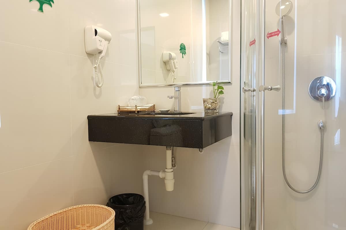 superior single room, non smoking | bathroom | shower, rainfall showerhead, designer toiletries, hair dryer