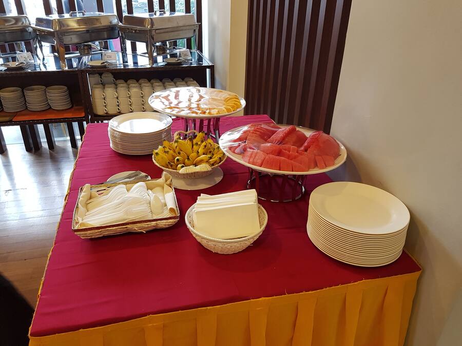 En buffetbord med forskellige retter og bestik.