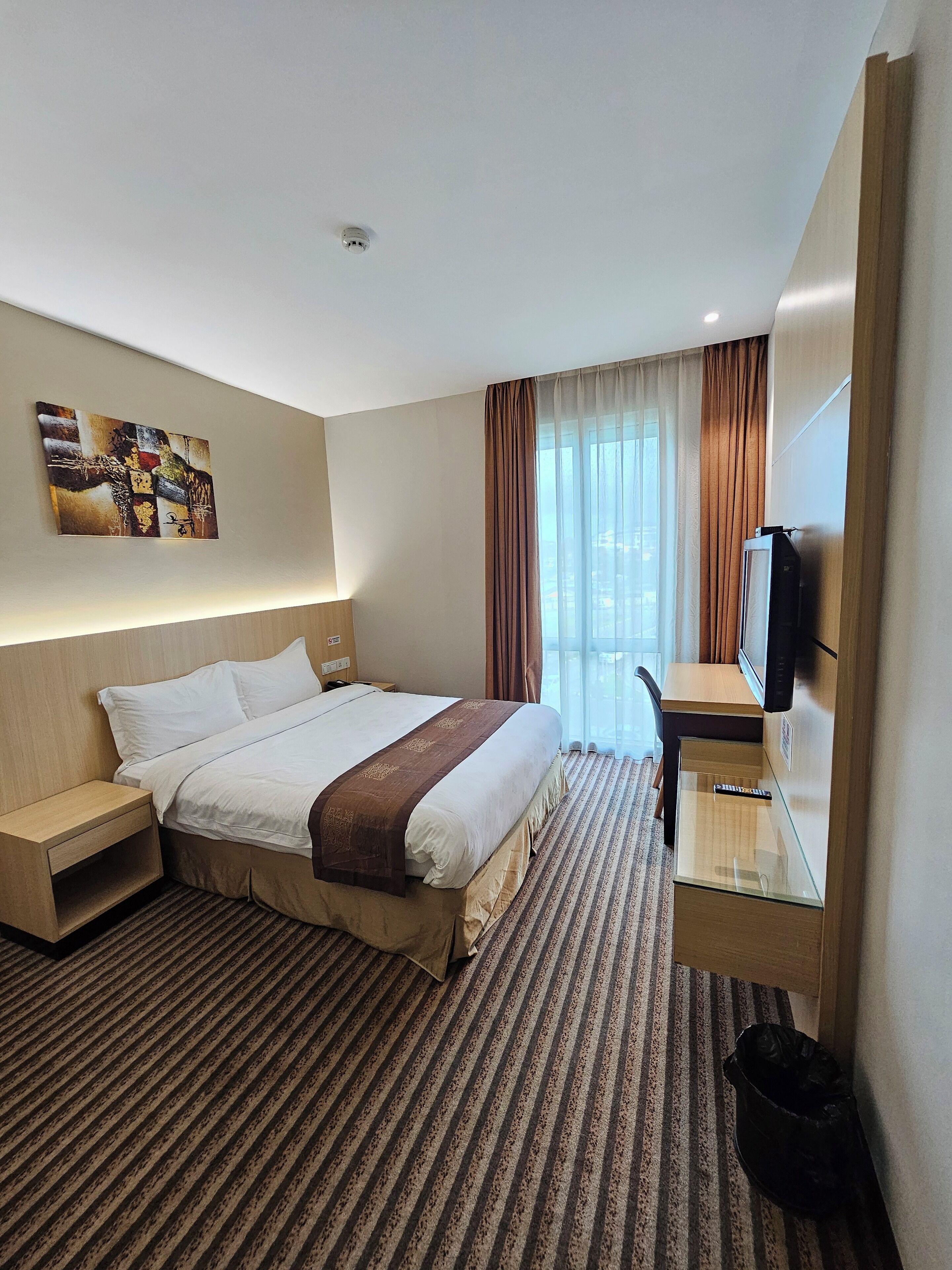 Deluxe Double Room, Non Smoking | Down comforters, Select Comfort beds, in-room safe