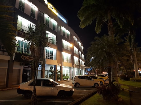 Mặt tiền nơi lưu trú - ban đêm