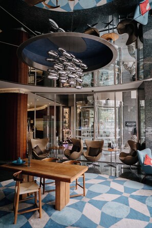 Lobby sitting area - Renaissance Izmir Hotel (Izmir)