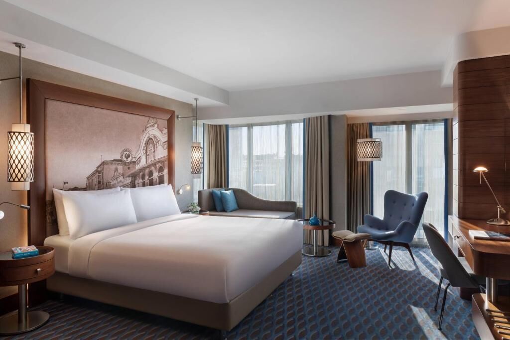 Club Room, 1 King Bed | Minibar, in-room safe, desk, laptop workspace