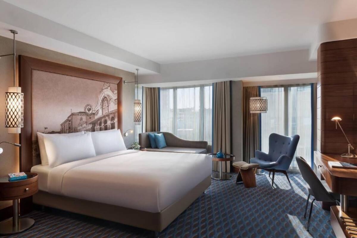 Club Room, 1 King Bed | Minibar, in-room safe, desk, laptop workspace