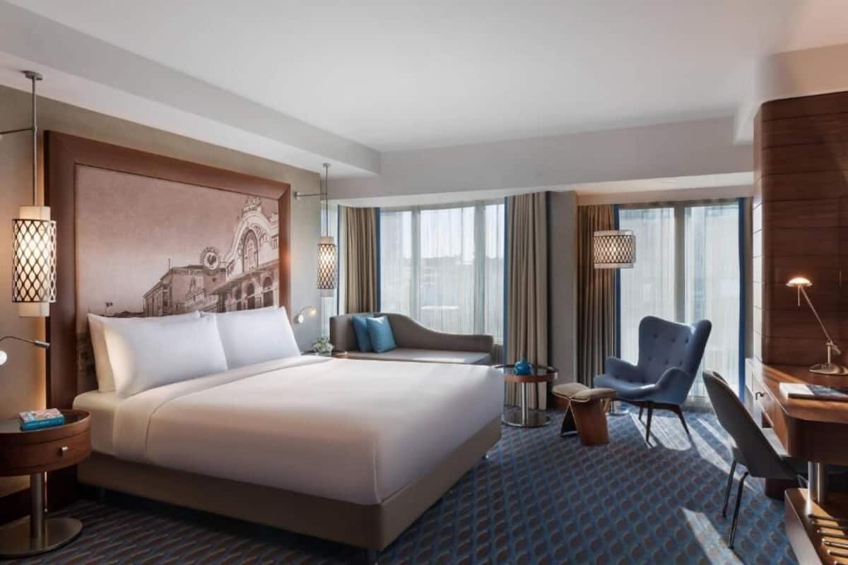 Club Room, 1 King Bed | Minibar, in-room safe, desk, laptop workspace