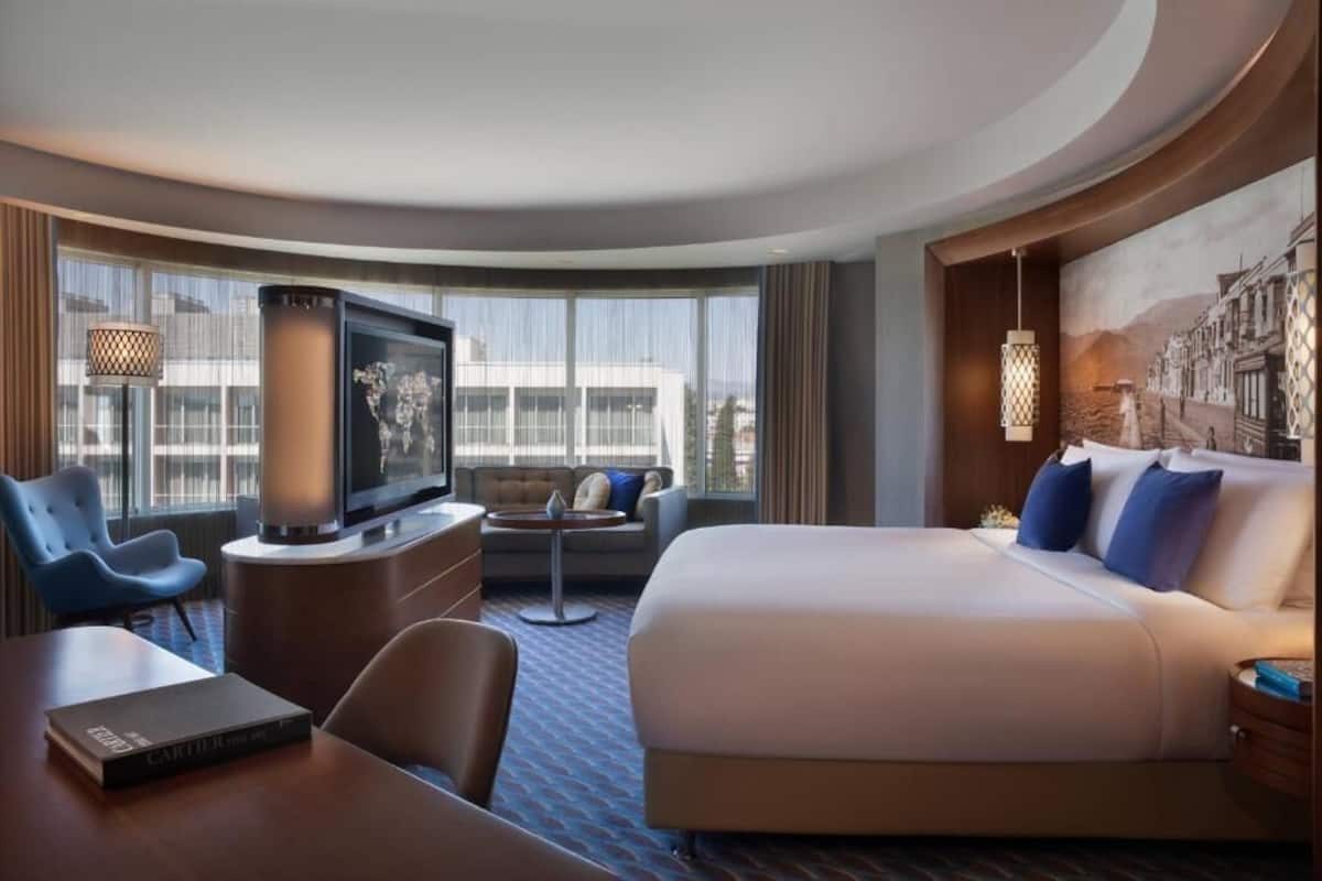 Junior Suite, 1 King Bed | Minibar, in-room safe, desk, laptop workspace
